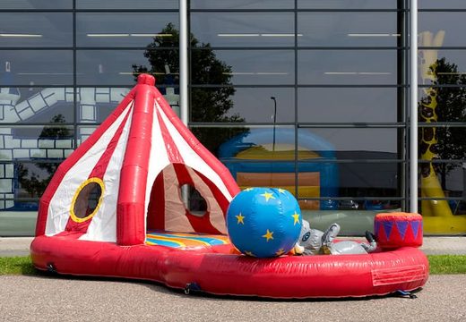 Commandez un playzone gonflable de zone de jeu sur le thème du cirque avec des balles en plastique et achetez des objets 3D pour les enfants. Commandez des playzone gonflables en ligne chezJB Gonflables France