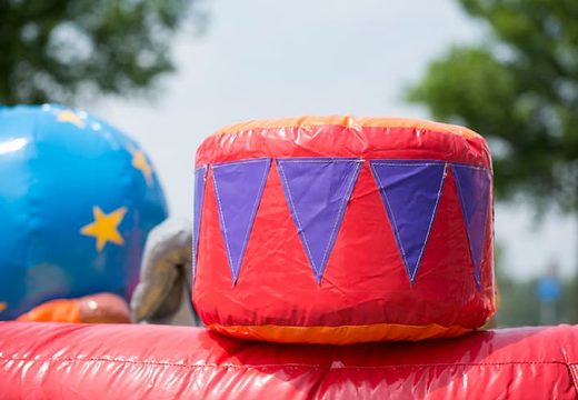 Achetez un playzone gonflable dans le thème du cirque de la zone de jeu avec des balles en plastique et des objets 3D pour les enfants. Commandez des playzone gonflables en ligne chez JB Gonflables France