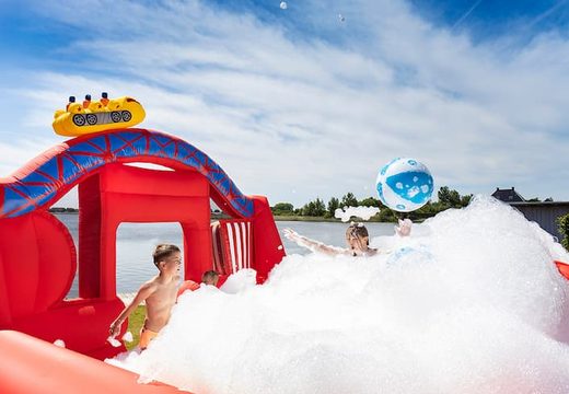 Opblaasbare schuim bubble park in thema rollercoaster bestellen voor kids