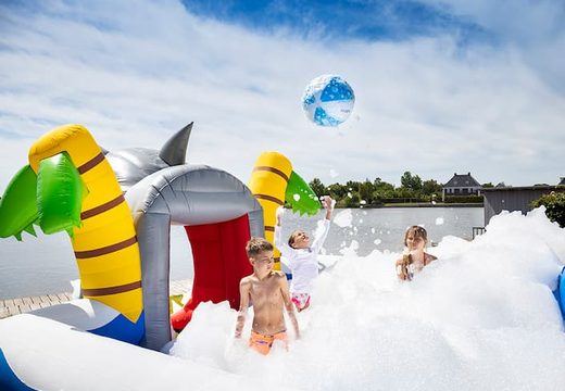Opblaasbaar open bubble boarding park springkussen met schuim te koop in thema haai shark world voor kids