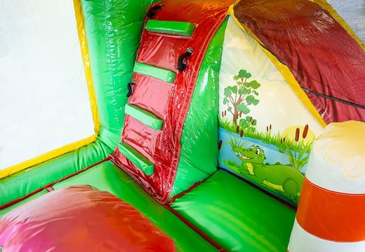 Super châteaux gonflables multijoueur Jungleworld avec un toboggan au milieu et des objets 3D pour les enfants. Commandez des château gonflable géant en ligne chez JB Gonflables France