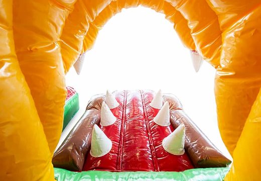 Château gonflable géant sur le thème de Jungleworld avec un toboggan et des objets 3D pour les enfants. Commandez des super châteaux gonflables en ligne chez JB Gonflables France