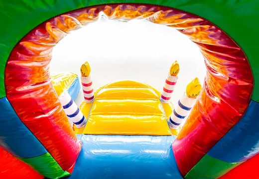 Super châteaux gonflables sur le thème de la fête avec toboggan et objets 3D pour les enfants. Achetez des château gonflable géant en ligne chez JB Gonflables France