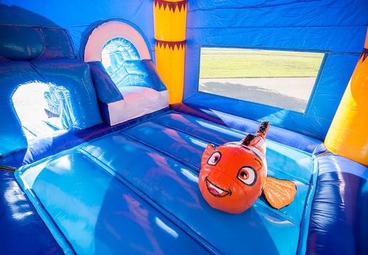 Un chateau gonflable super maxifun thème monde marin en bleu disponible à la vente chez JB Gonflables