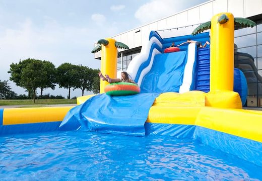 Groot opblaasbaar springkasteel met glijbaan en waterbadje te koop in thema wave slide golf voor kids bij JB Inflatables