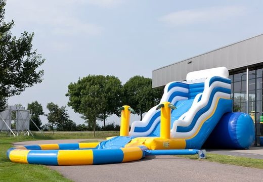 Groot opblaasbaar springkasteel met glijbaan en waterbadje kopen in thema wave slide golf voor kinderen bij JB Inflatables