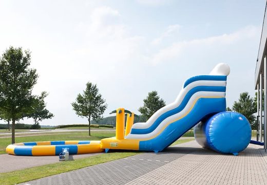 Groot opblaasbaar luchtkussen met glijbaan en waterbadje kopen in thema wave slide golf voor kinderen bij JB Inflatables