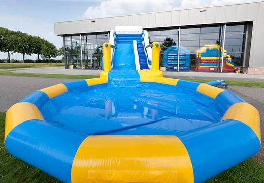 Groot opblaasbaar springkussen met glijbaan en waterbadje te koop in thema wave slide golf voor kinderen bij JB Inflatables