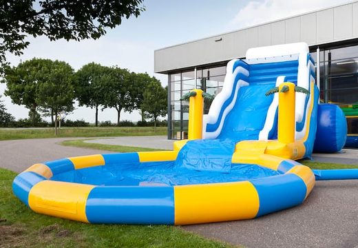 Groot opblaasbaar springkussen met glijbaan en waterbadje bestellen in thema wave slide golf voor kinderen bij JB Inflatables