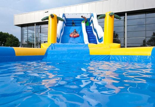 Groot opblaasbaar springkussen met glijbaan en waterbadje kopen in thema wave slide golf voor kids bij JB Inflatables