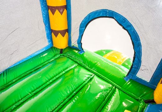 Mini château gonflable multijoueur sur le thème de la jungle avec un toboggan pour enfants. Commandez des petit château gonflable avec toboggan en ligne chez JB Gonflables France