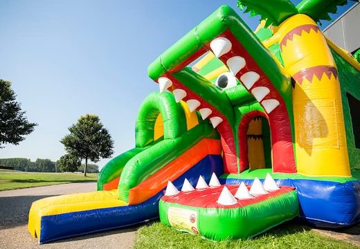 Commandez un château gonflable maxifun couvert avec toboggan sur le thème du crocodile pour les enfants. Achetez des châteaux gonflables en ligne chez JB Gonflables France