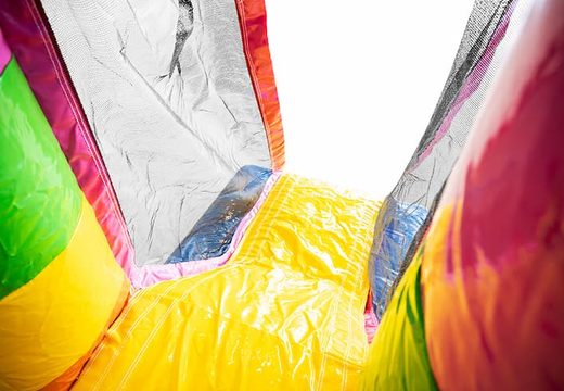 Achetez un mini château gonflable coloré sur le thème de la licorne chez JB Inflatables. Commandez des mini multiplay chez JB Gonflables France