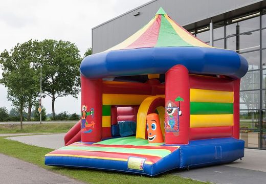 Achetez un château gonflable multifun dans un thème de carrousel avec différents obstacles et un toboggan pour les enfants. Commandez des châteaux gonflables en ligne chez JB Gonflables France