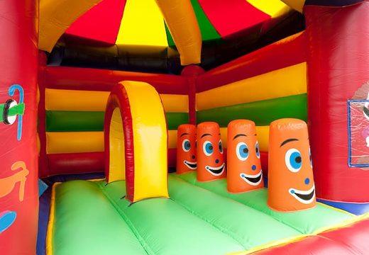 Commandez un château gonflable multifun pour les enfants dans un thème de carrousel avec un toit, divers obstacles et un toboggan chez JB Gonflables France. Achetez des châteaux gonflables en ligne chez JB Gonflables France