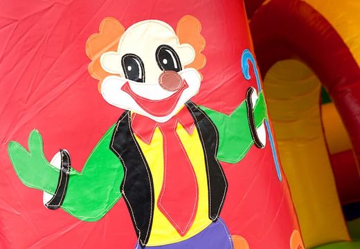 Commandez une château gonflable multifun dans un thème de carrousel avec différents obstacles et un toboggan pour les enfants. Achetez des châteaux gonflables en ligne chez JB Gonflables France