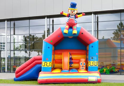 Commandez un château gonflable multifun couvert avec toboggan sur le thème du clown avec objet 3D en haut pour les petits et les grands. Achetez des châteaux gonflables en ligne chez JB Gonflables France