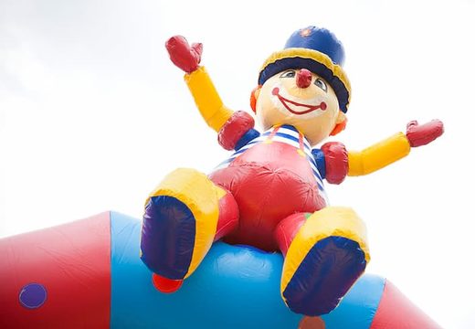 Commandez une château gonflable multifun dans un thème de clown avec une figure 3D frappante au sommet pour les enfants. Achetez des maisons gonflables en ligne chez JB Gonflables France