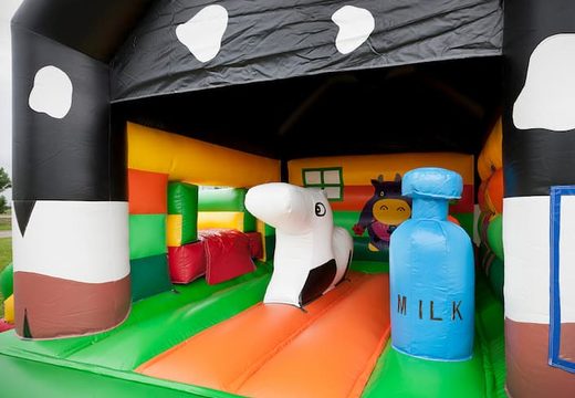 Commandez une château gonflable de vache multifonctionnelle avec différents obstacles, un toboggan et une figure 3D d'une vache sur le toit pour les enfants. Achetez des châteaux gonflables en ligne chez JB Gonflables France