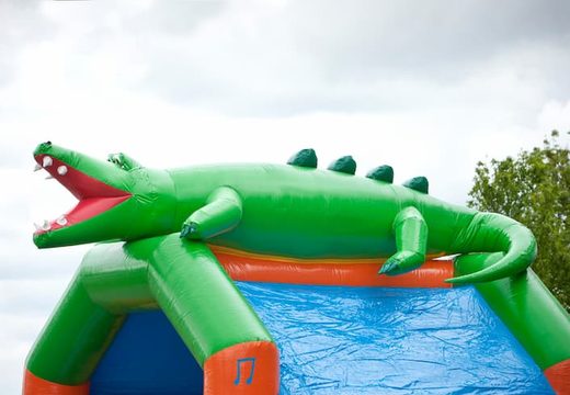 Commandez un château gonflable multifun gonflable avec toit et toboggan sur le thème du crocodile pour les enfants avec objet 3D au sommet chez JB Gonflables France. Achetez des châteaux gonflables en ligne chez JB Gonflables France