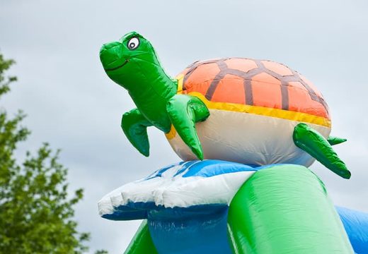 Commandez un château gonflable multifun pour enfants avec un toit, un objet tortue 3D, divers obstacles et un toboggan chez JB Gonflables France. Achetez des châteaux gonflables en ligne chez JB Gonflables France