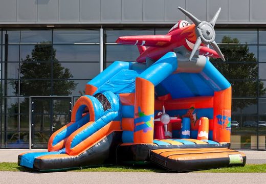 Commandez un château gonflable couvert multi-amusant avec toboggan dans le thème de l'avion avec un objet 3D au sommet pour les petits et les grands. Achetez des châteaux gonflables en ligne chez JB Gonflables France