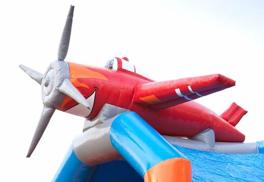 Commandez un château gonflable couvert d'avion avec divers obstacles, un toboggan et un objet 3D sur le toit chez JB Gonflables France. Achetez des châteaux gonflables en ligne chez JB Gonflables France