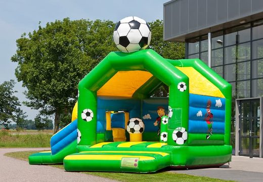 Commandez un château gonflable multifonctionnel avec une figure 3D frappante d'un ballon de football sur le toit pour les enfants. Commandez des châteaux gonflables en ligne chez JB Gonflables France