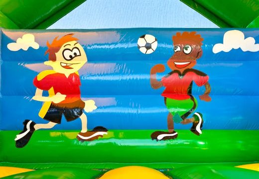 Achetez un château gonflable d'intérieur de football avec divers obstacles, un toboggan et un objet 3D sur le toit chez JB Gonflables France. Commandez des châteaux gonflables en ligne chez JB Gonflables France