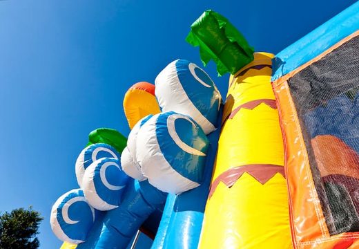 Commandez un châteaux gonflables multiplay de taille moyenne sur le thème de la plage avec toboggan pour enfants. Achetez des toboggan châteaux gonflables en ligne chez JB Gonflables France