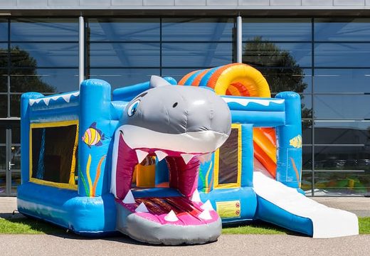 Châteaux gonflables multiplay de taille moyenne sur le thème des requins pour les enfants. Commandez des toboggan châteaux gonflables en ligne chez JB Gonflables France