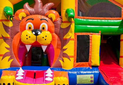 Châteaux gonflables multiplay sur le thème du lion avec toboggan, piliers sur la surface de saut et objets 3D saisissants pour les enfants. Achetez des toboggan châteaux gonflables en ligne chez JB Gonflables France