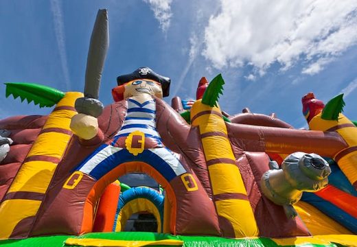 Achetez un mini château gonflable multijoueur sur le thème d'un bateau pirate avec toboggan pour les enfants. Commandez des mini multiplay en ligne chez JB Gonflables France