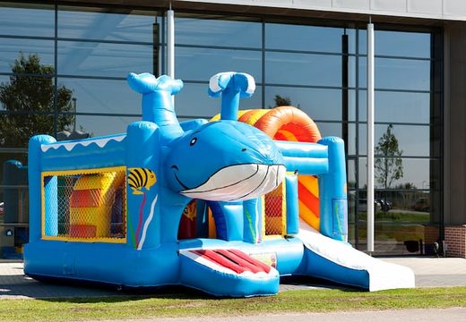 Achetez un châteaux gonflables multiplay sur le thème des baleines de taille moyenne avec toboggan pour les enfants. Commandez des toboggan châteaux gonflables en ligne chez JB Gonflables France