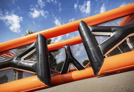 Achetez une planche de tir à l'arc gonflable orange dans laquelle des obstacles peuvent être placés