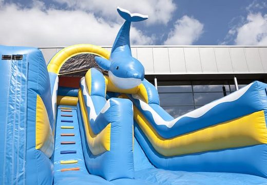 Opblaasbare multifunctionele glijbaan in dolfijn thema met een plonsbad, indrukwekkend 3D object, frisse kleuren en de 3D obstakels voor kids bestellen. Koop opblaasbare glijbanen nu online bij JB Inflatables Nederland