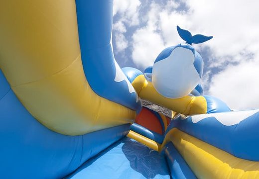 Inflatable glijbaan in thema dolfijn met een plonsbad, indrukwekkend 3D object, frisse kleuren en de 3D obstakel voor kinderen kopen. Bestel opblaasbare glijbanen nu online bij JB Inflatables Nederland