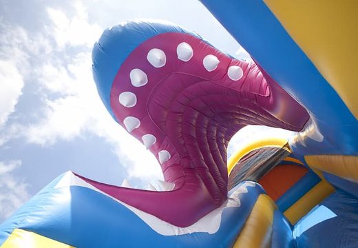 Toboggan multifonctionnel unique sur le thème des requins avec une pataugeoire, un objet 3D impressionnant, des couleurs fraîches et des obstacles 3D pour les enfants. Achetez des toboggans gonflables maintenant en ligne chez JB Gonflables France