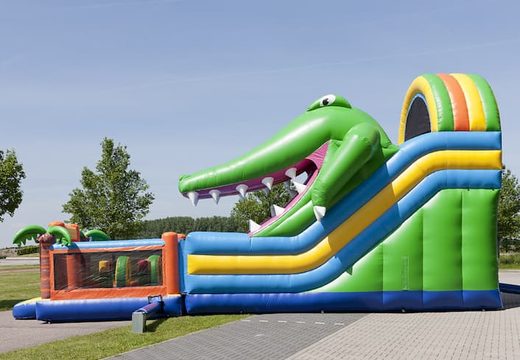Toboggan gonflable multijoueur sur le thème du crocodile avec une pataugeoire, un objet 3D impressionnant, des couleurs fraîches et l'obstacle 3D pour les enfants. Commandez des toboggans gonflables maintenant en ligne chez JB Gonflables France