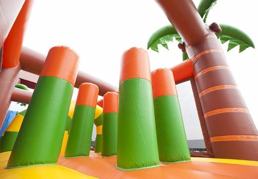 Achetez un parcours d'obstacles gonflable sur le thème de la jungle avec 7 éléments de jeu et des objets colorés pour les enfants. Commandez des parcours d'obstacles gonflables maintenant en ligne chez JB Gonflables France