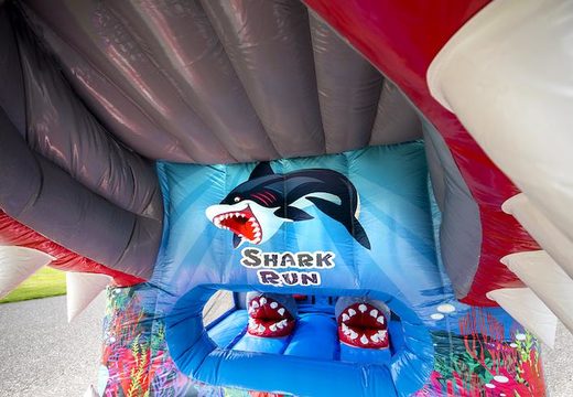 Achetez un parcours d'obstacles gonflable de 8 mètres sur le thème des requins avec des objets 3D pour les enfants. Commandez des parcours d'obstacles gonflables maintenant en ligne chez JB Gonflables France
