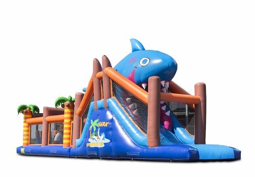 Commandez un parcours d'obstacles unique de 17 mètres de large sur le thème des requins avec 7 éléments de jeu et des objets colorés pour les enfants. Achetez des parcours d'obstacles gonflables en ligne maintenant chez JB Gonflables France