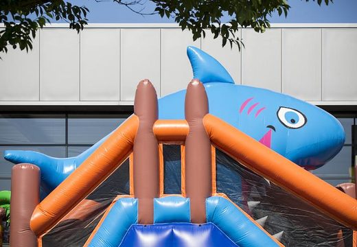 Parcours d'obstacles Shark Run de 17 m avec 7 éléments de jeu et des objets colorés pour les enfants. Achetez des parcours d'obstacles gonflables en ligne maintenant chez JB Gonflables France