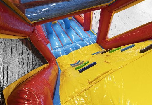 Parcours d'obstacles unique de 17 mètres de large sur le thème des montagnes russes avec 7 éléments de jeu et des objets colorés pour les enfants. Achetez des parcours d'obstacles gonflables en ligne maintenant chez JB Gonflables France