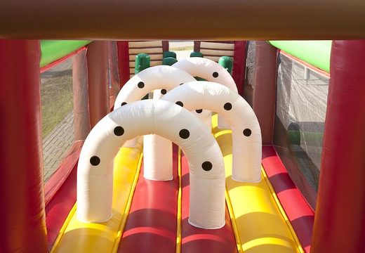 Parcours d'obstacles unique de 17 mètres de large sur le thème du cow-boy avec 7 éléments de jeu et des objets colorés pour les enfants. Achetez des parcours d'obstacles gonflables en ligne maintenant chez JB Gonflables France