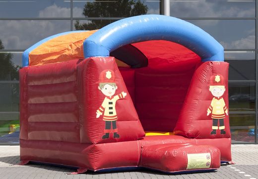 Commandez un château gonflable gonflable couvert de rouge sur le thème des pompiers pour les enfants
