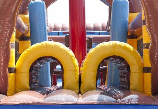 Commandez un parcours d'obstacles gonflable unique de 17 mètres de large sur le thème des pirates pour les enfants. Commandez des parcours d'obstacles gonflables maintenant en ligne chez JB Gonflables France