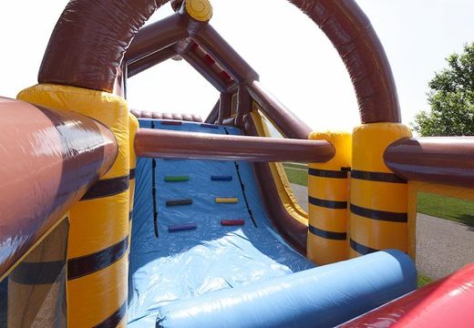Commandez un parcours d'obstacles gonflable unique de 17 mètres de large sur le thème des pirates pour les enfants. Commandez des parcours d'obstacles gonflables maintenant en ligne chez JB Gonflables France