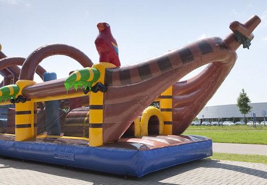 Parcours d'obstacles unique de 17 mètres de large sur le thème des pirates avec 7 éléments de jeu et des objets colorés pour les enfants. Achetez des parcours d'obstacles gonflables en ligne maintenant chez JB Gonflables France