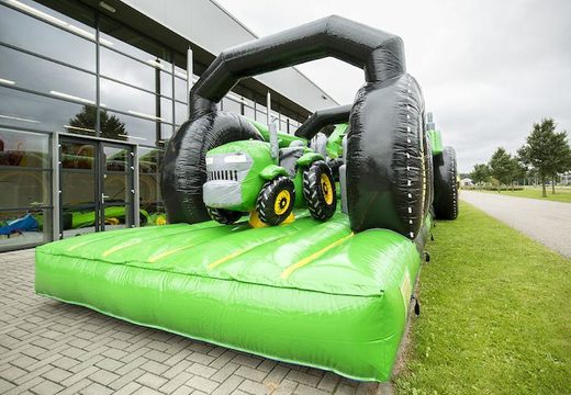 Traktor exécute un parcours d'obstacles de 17 m avec 7 éléments de jeu et des objets colorés pour les enfants. Achetez des parcours d'obstacles gonflables en ligne maintenant chez JB Gonflables France